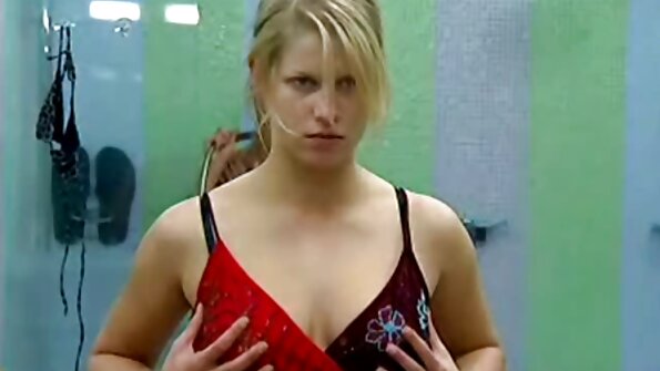 Urletul este pe toata zona - maseuza isi pune cu porno cu mature flocoase pumnul o noua iubita.