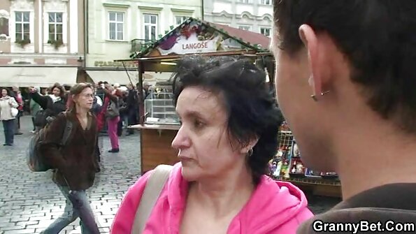 Cățea cu părul roșu în timpul unui gang bang se bucură de penele a patru nenorociți. filme porno cu pizde flocoase