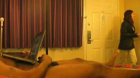 Cu cât fundul este mai mare, cu atât mai mult buzz filme porno cu blonde flocoase în timpul anal.