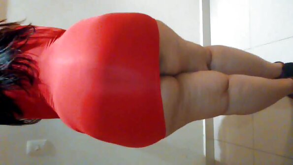 Fetița frumoasă întinsă pe masă se mature flocoase mulțumește cu vibratorul ei preferat.